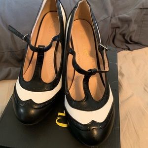 Pin up black and white oxford heels!